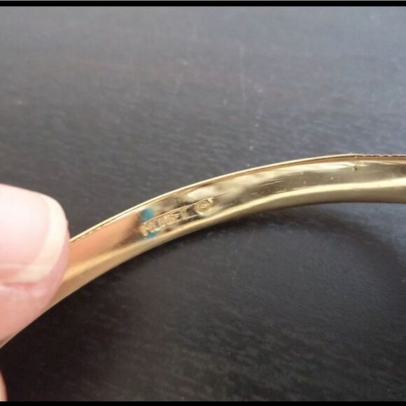 VINTAGE SIGNED MONET GOLD TONE BANGLE 7 3/4" BRACELET - Picture 3 of 3